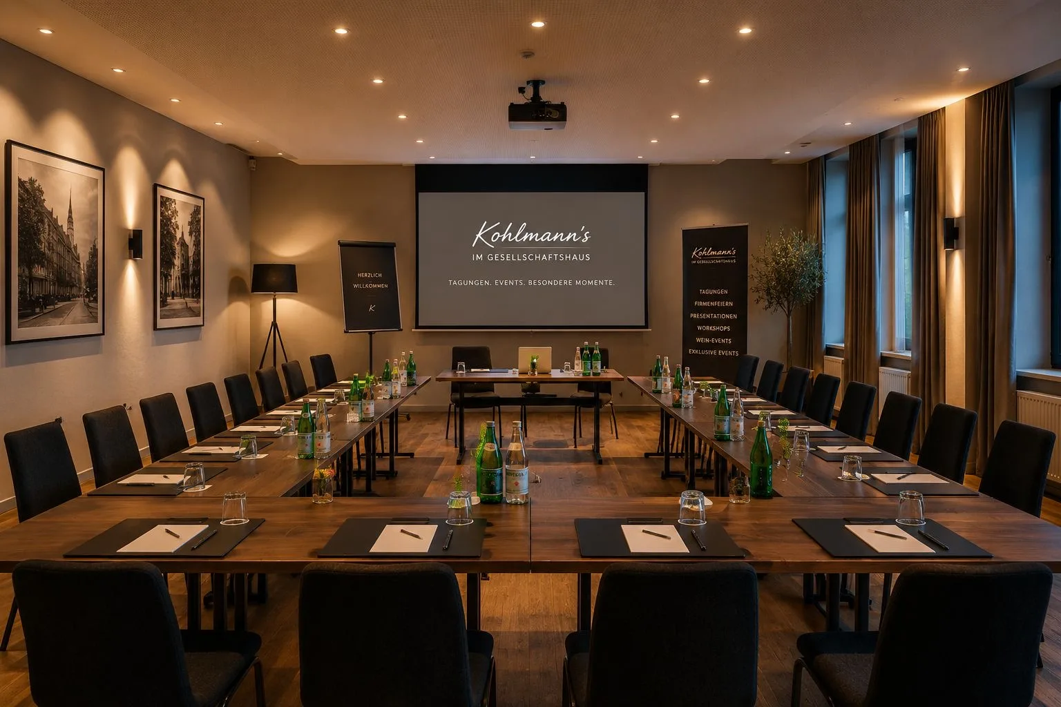 Tagungssaal bei Kohlmann's — Reihenbestuhlung mit Leinwand und Rednerpult